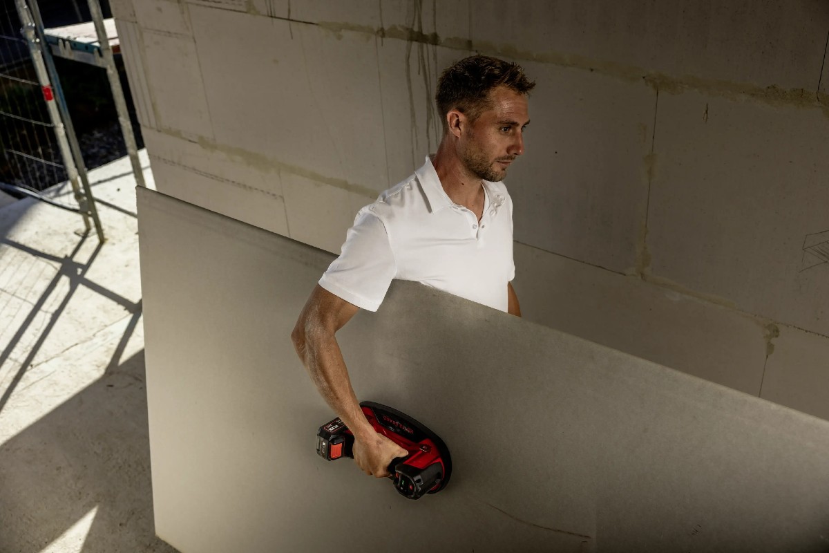 Der FLEX VLP 18 Grabo ermöglicht das präzise Heben und Positionieren von Trockenbauplatten für Wände, Decken und Trennwände.
