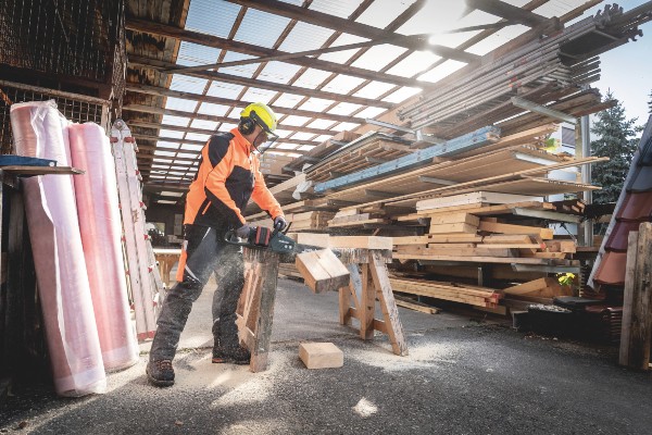 Die Akku-Kettensäge von Metabo eignet sich für Arbeiten im Dach- und Holzhandwerk oder bei Einsätzen in der Forstwirtschaft sowie im Garten- und Landschaftsbau.