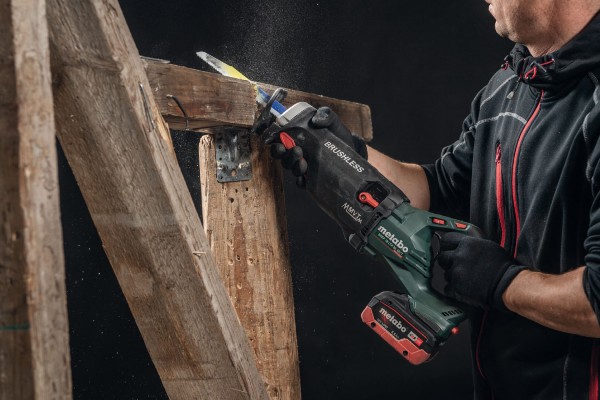 Der zuschaltbare Pendelhub der neuen Metabo 18-Volt-Akku-Säbelsäge SSEP 18 LTX BL MVT sorgt für einen besonders schnellen Sägefortschritt auch bei schwersten Einsätzen.