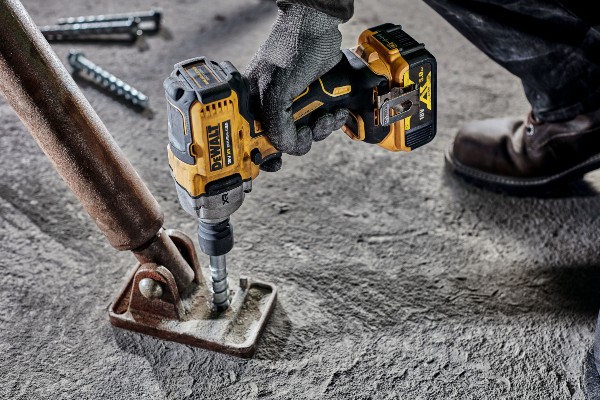 Die 3-Gang-Schlagschrauber sind mit ihrer bürstenlosen Motortechnologie und dem Aluminium-Schlagwerkgehäuse für schwere Schraubarbeiten ausgelegt. Dreh- und Schlagzahl sowie Drehmomentstärke lassen sich dabei über den Gasgeberschalter fein dosieren. Akku-Temperatur, Stromentnahme und Entladeschutz werden von einer Sicherheitselektronik permanent überwacht.