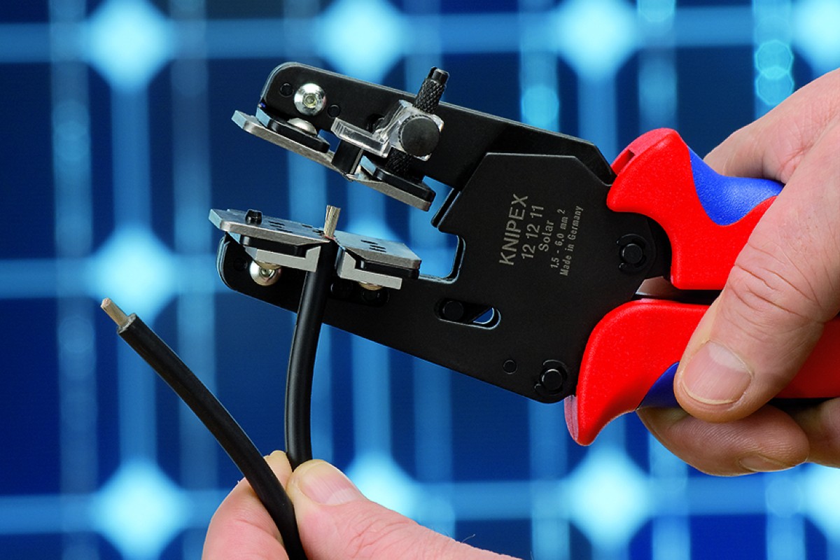 Mit der Präzisions-Abisolierzange (12 12 11) lassen sich Solarkabel formschlüssig Abisolieren.