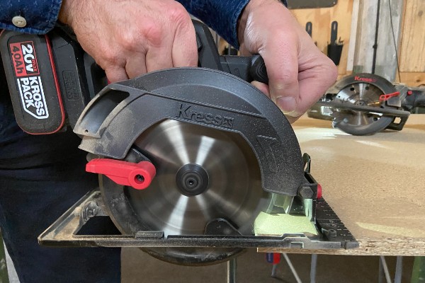 Die 20-Volt-Mini-Handkreissäge ist einhändig bedienbar und trennt Metall, Fliesen, Holz und PVC. Sie verfügt über eine elektronische Bremse und gummierten Handgriff.