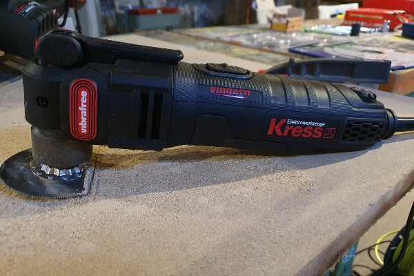 Ergonomisch und ausbalanciert liegt das Vibrafree Multitool KUW58 von Kress bei allen Anwendungen sicher in der Hand.