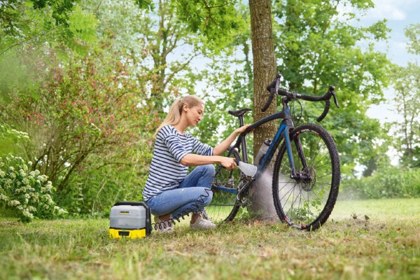 Für die Reinigung unterwegs eignet sich ein mobiler Druckreiniger, der akkubetrieben und mit einem handlichen Wassertank ausgestattet ist, um autark arbeiten zu können.