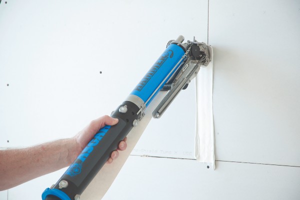 Mit dem Taper kann der Handwerker gleichzeitig Fugenband und Spachtelmasse auf alle Gipskartonfugen an Wänden, Decken oder Innenecken auftragen.