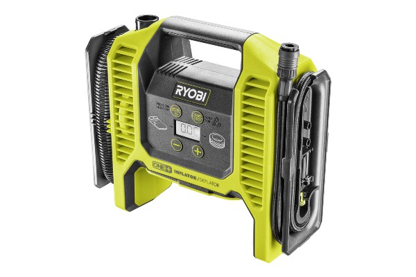 Kompakt und mit 1,3 kg auch leicht ist der 18 Volt Akku-Kompressor von Ryobi. Praktisch: Luftschlauch und Druckluftschlauch lassen sich sauber am Gerät auf-wickeln.