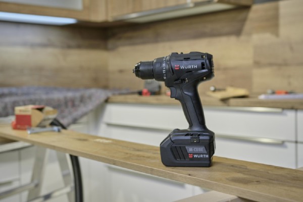 Der Akku-Bohrschrauber ABS 18 Compact M-Cube in einer Sonderedition im schwarzen Design.