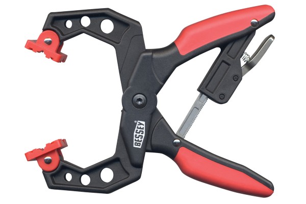 Die BESSEY Ratschenzwinge XCR mit schwenkbaren Druckplatten und der Möglichkeit die Spannkraft auf das Werkstück anzupassen.