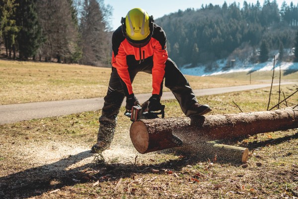 Die durchzugsstarke Akku-Kettensäge MS 36-18 LTX BL 40 ist ideal für schnelle, gleichmäßige Schnitte beim Fällen, Entasten, Ablängen und Bauen mit Holz.