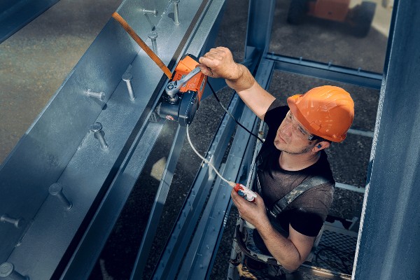 Die MAGFORCE verfügt über ein Gesamtgewicht von lediglich 8,5 kg und ist deshalb sehr gut für Bohr- und Montagearbeiten auch über Kopf geeignet.