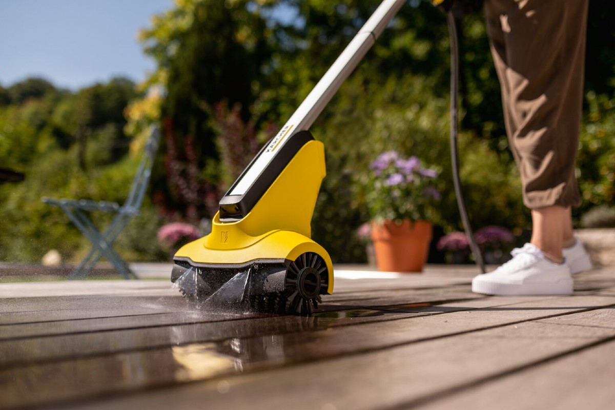 Terrassenreiniger lösen Verschmutzungen mit einer Kombination aus Wasser und schnell rotierenden Bürstenwalzen.