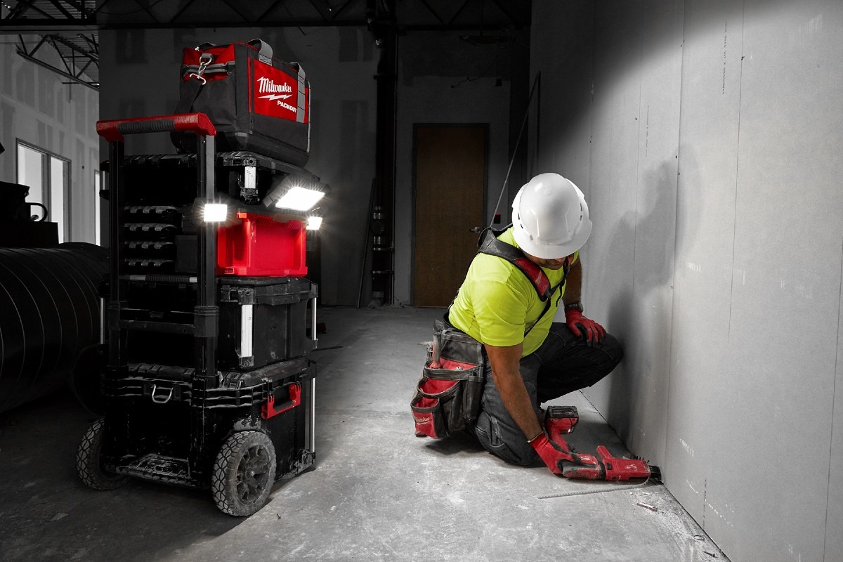 Die M18 Packout-Leuchte M18 POALC ist mit dem Transport- und Aufbewahrungssystem Packout kompatibel.