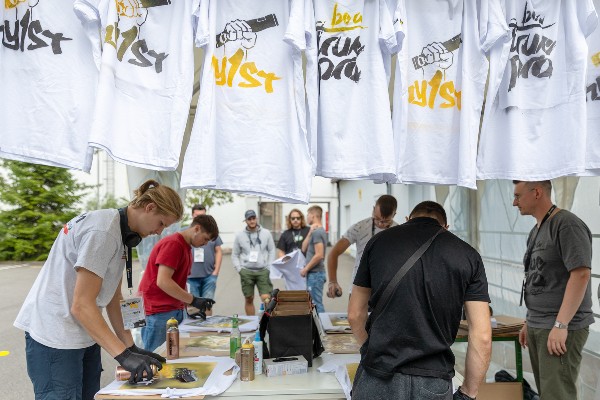 Kreativ-Station am „My1stabila Day“ von Stabila: Mit Spraydosen und verschiedenen Schablonen gestalten die Auszubildenden ihr individuelles T-Shirt