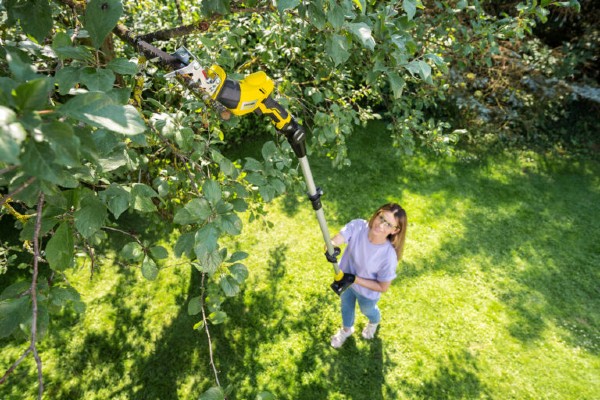 Für die Kärcher Akku-Astsäge ist eine Teleskopverlängerung erhältlich. Damit lassen sich auch höher gelegene Äste ohne Leiter erreichen.