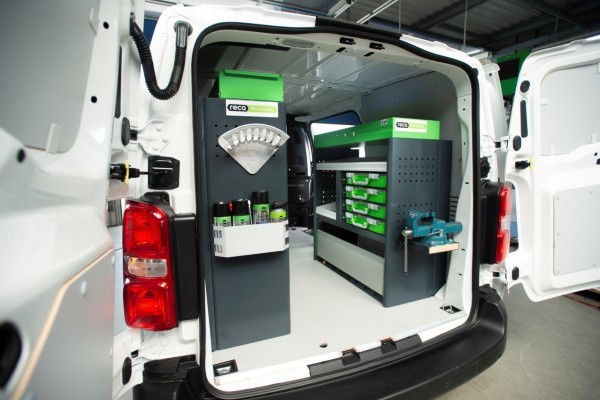 Ausgestellt ist ein Peugeot Boxer, der auf die Bedürfnisse des SHK-Handwerks zugeschnitten ist. Dieser präsentiert die vielfältigen Ausbaumöglichkeiten, die die Fahrzeugeinrichtung von Reca Maxmobil individuell gestaltbar machen.