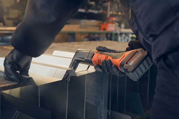 Die Knabber gewährleisten funkenfreies Arbeiten unter optimaler Sicht und eignen sich ideal für verschiedene Blecharten, wobei sie anpassungsfähig bleiben und die Arbeitseffizienz steigern.