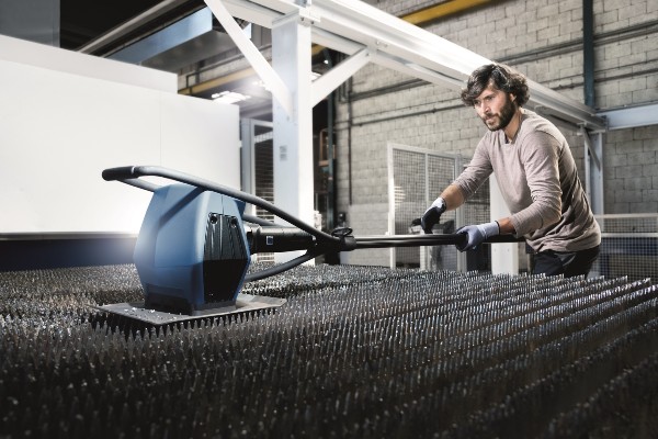 Der Auflageleisten-Reiniger TruTool TSC 100 entfernt z.B. beim Laserschneiden anfallende Schlacke von den Auflageleisten.