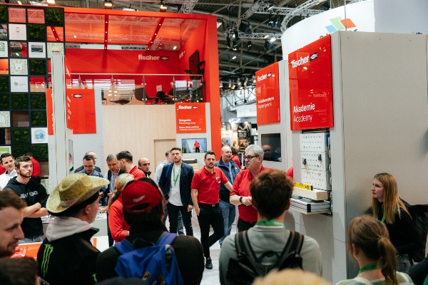 Im fischer Academy Bereich testeten Besucher fischer Produkte in verschiedenen Baustoffen und zeigten Interesse an moderierten Produktvorführungen zum Betonschraubensortiment UltraCut FBS II.