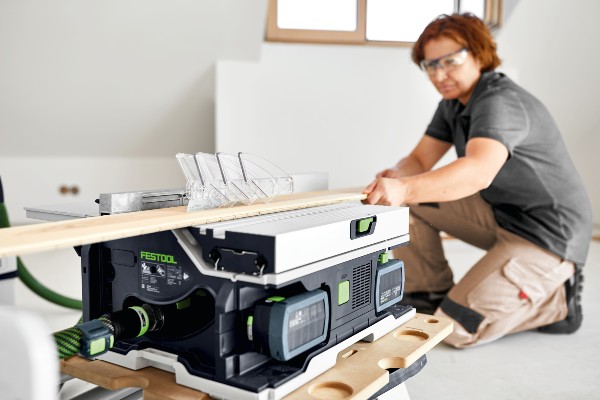Die Akku-Tischkreissäge CSC SYS 50 von Festool eignet sich besonders gut für Innenausbauer, Schreiner und Bodenleger.
