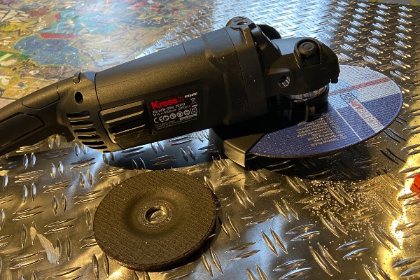 Vibrationsdämpfender Zweithandgriff, Sanftanlauf, Wiederanlaufschutz und Rückschlagkontrolle für sicheres Halten und Führen