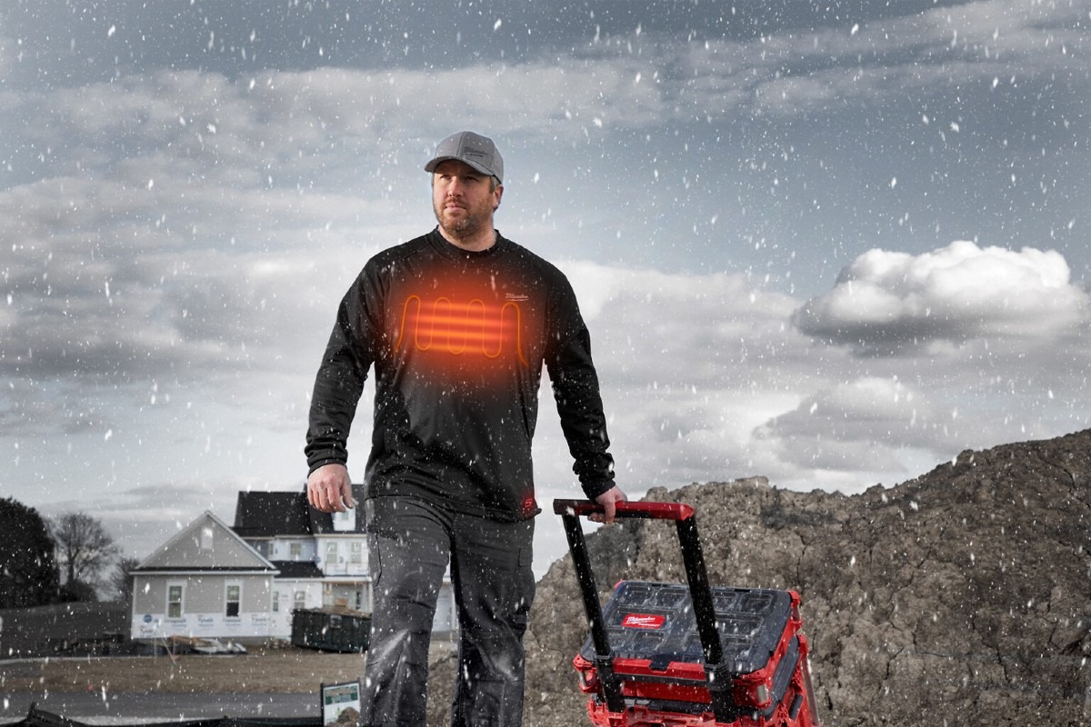 Neben Jacken und Pullovern gibt es bei Milwaukee auch beheizbare Shirts mit L4-USB-RedLithium-Akku.