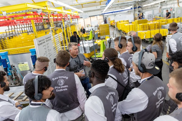 Ein Blick hinter die Kulissen: Während der Werksführung erleben die Auszubildenden den Werdegang einer Wasserwaage und erfahren die Bedeutung von „Made in Germany“