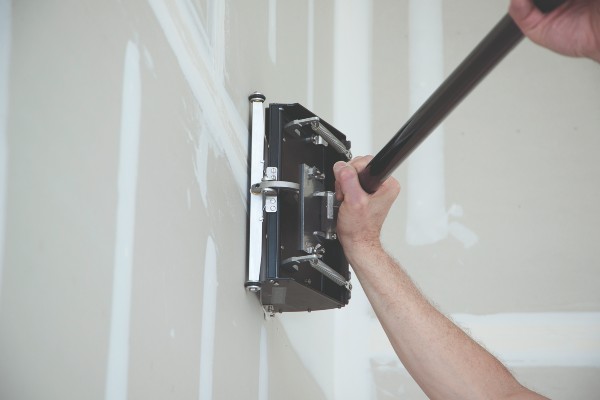 Die Finish-Box trägt immer die richtige Menge an pastöser Spachtelmasse auf. Dadurch wird eine schnelle und saubere Verspachtelung an Wand und Decke ermöglicht.