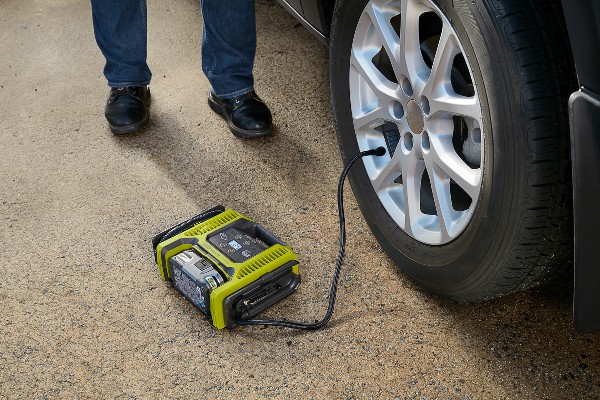 Problemlos ist mit dem handlichen Akku-Kompressor auch das Aufpumpen von großen Rädern wie am Campingbus möglich. Maximal werden 10,3 bar erreicht.