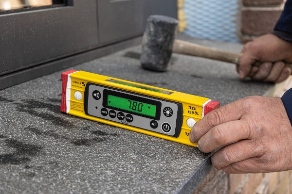 Die TECH 196 DL von Stabila gibt es auch als kurze, nur 23 cm lange Version ohne Libellen in 100 % digitaler Ausführung