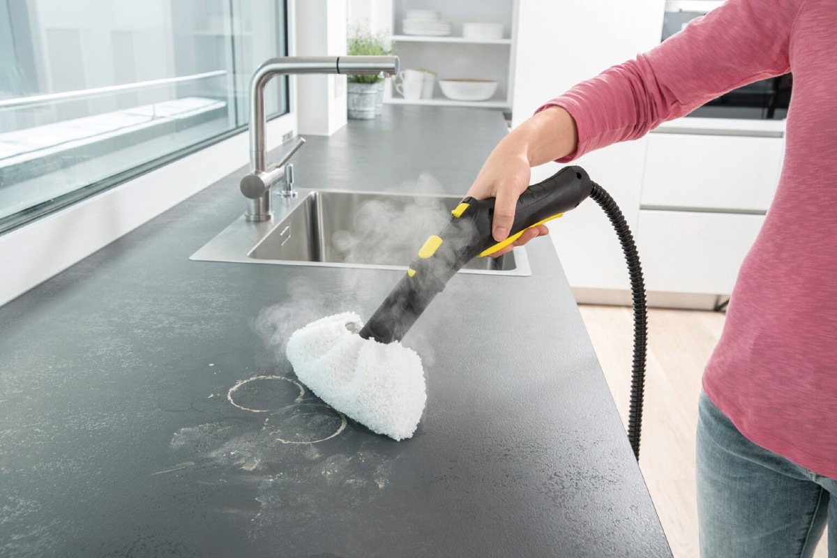Der Dampfreiniger ist mit verschiedenen Düsen und Wischbezügen für viele weitere Aufgaben in Bad, Küche und WC geeignet und spart auch hier mit Wasser bei der Reinigung.