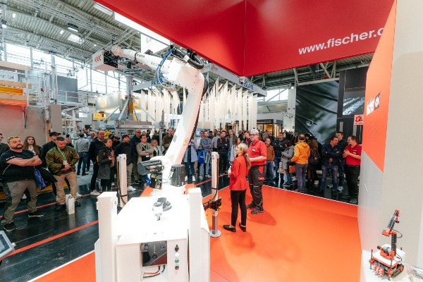 Der fischer BauBot übernimmt die Bohrlocherstellung und Installation der fischer Befestigungslösungen an Decken, an Wänden und in Böden.