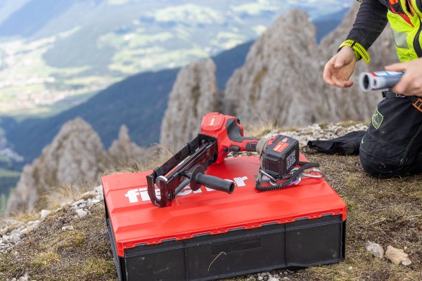 Die Bohrlöcher der Verankerungspunkte auf dem Klettersteig erforderten eine besondere Tiefe, in der sich der Injektionsmörtel FIS EM Plus mit dem fischer Akku-Auspressgerät FIS DB S Pro besonders gut injizieren ließ.