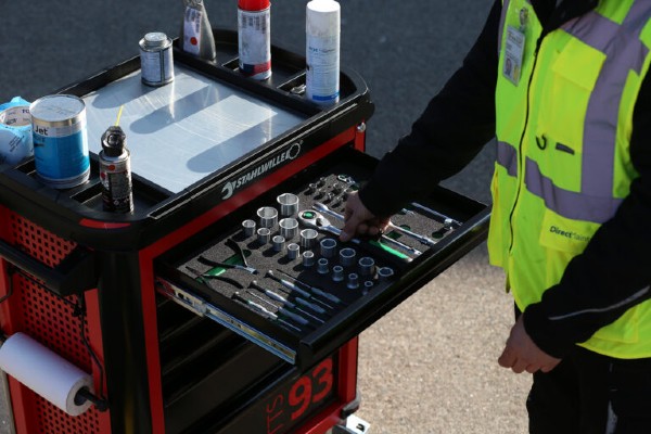 Die Vollzähligkeit von Werkzeug im Werkzeugwagen oder in Transportboxen lässt sich einfach mit dem Tool Control System (TCS) überwachen.