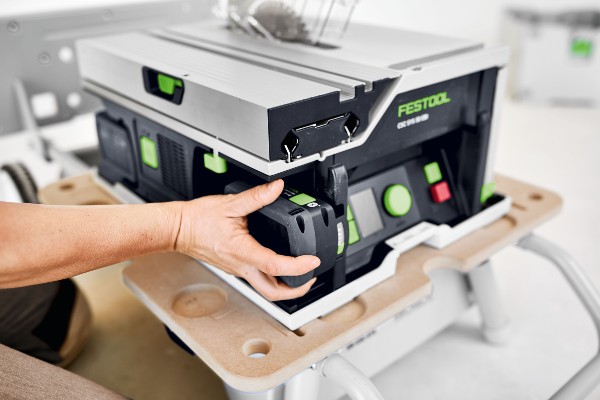 Die Akku-Tischkreissäge CSC SYS 50 ist so kompakt, dass sie in einen Systainer passt.