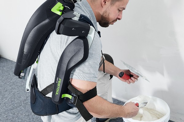 Kein Bauteil stört, kein Gurt engt ein. So sind auch Nebentätigkeiten mit dem ExoActive kein Problem.