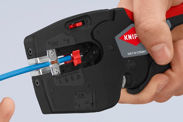 Das Multitool isoliert Leiter von 0,03 bis 10 mm² mit automatischer Anpassung an die Kabelquerschnitte ab.