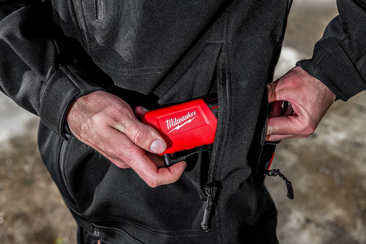 Für den M12 RedLithium-Akku gibt es ein verstecktes Batteriefach, das den Tragekomfort nicht einschränkt.