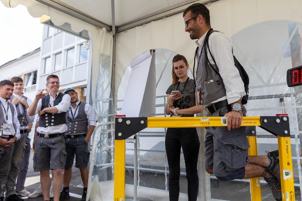 Kraft und Ausdauer messen an der R-Type-Challenge: Dem Hauptgewinner jeder der fünf Schülergruppen winkte eine Stabila Wasserwaage, signiert von Geschäftsführer Ulrich Dähne