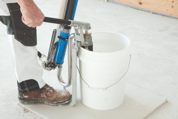 Eine Befüllpumpe versorgt den Taper sowie die Finish-Box mit Spachtelmasse.
