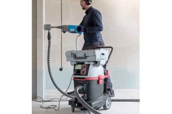 Auf der ebenen Oberfläche der Sicherheitssauger, lassen sich mit Hilfe einer Adapterplatte Werkzeugkoffer montieren.