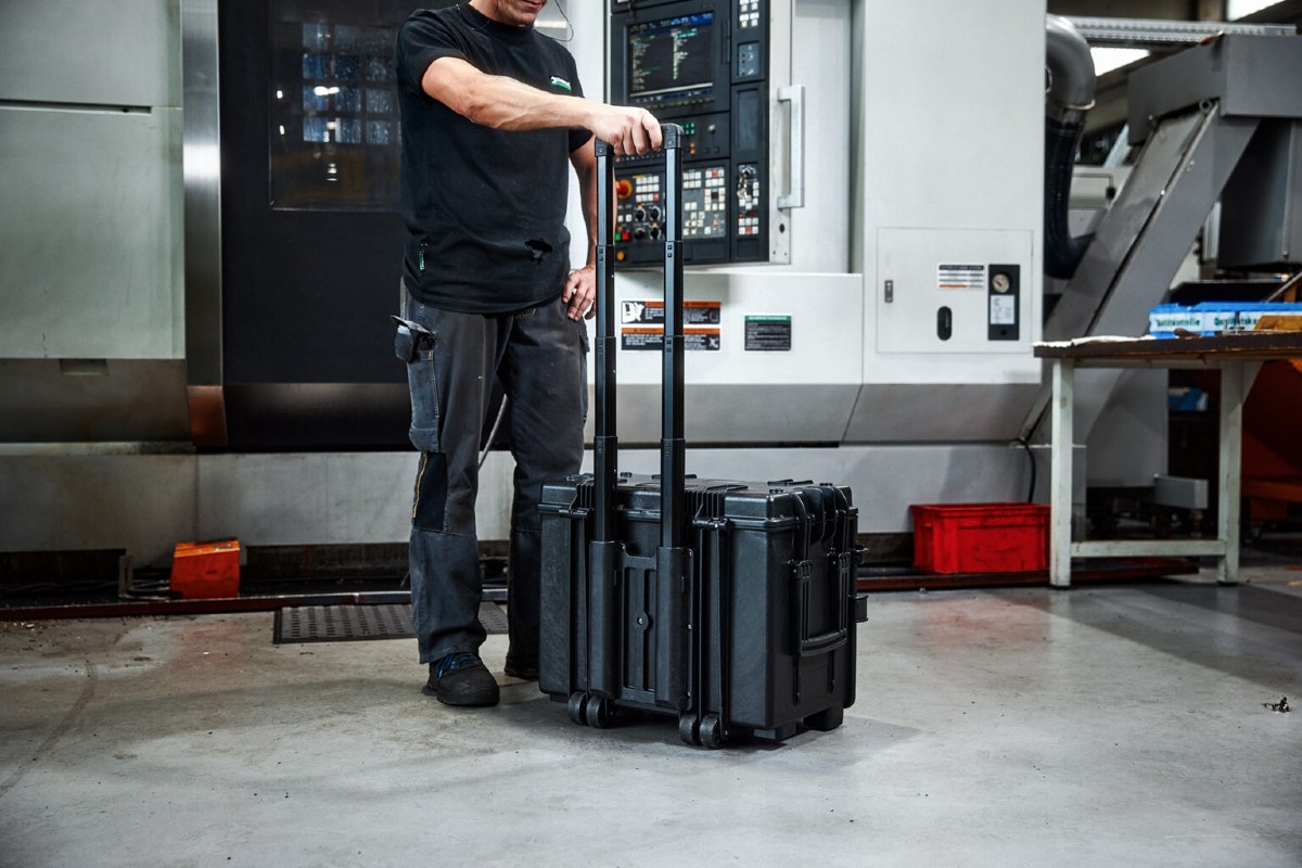 Die Trolley-Bauweise mit zwei Doppelrollen und Teleskopgriff ermöglicht den einfachen Transport direkt zum Einsatzort auch bei längeren Fußwegen.