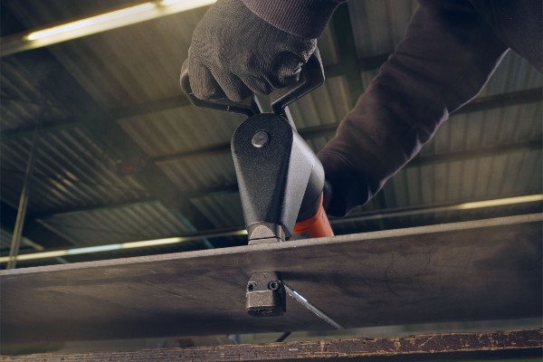 Der leistungsstarke und vielseitige FEIN Knabber BLK 5.0 E bietet einfachen Richtungswechsel, hohe Arbeitssicherheit, effiziente Arbeitsgeschwindigkeit und ein kompaktes, ergonomisches Design.