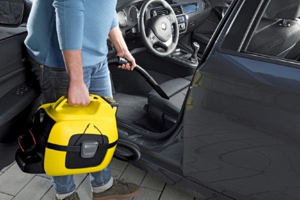 Bei der Autoinnenreinigung leistet ein Nass-/Trockensauger mit dem entsprechenden Zubehör wertvolle Dienste. Kabellose Akku-Geräte lassen sich dabei besonders komfortabel einsetzen.