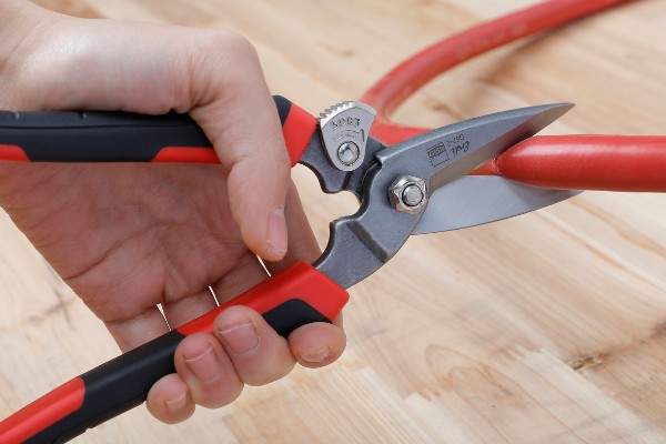 Mit der D52-2 lassen sich weiche Werkstoffe wie Pappe und Stoffe, genauso wie bis zu 0,6 mm dicken, kaltgewalzten Stahl schneiden.