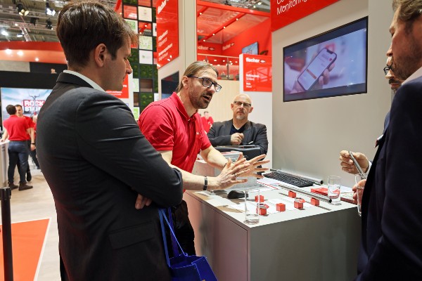 Die Experten am fischer Messestand informierten Besucher über die fischer Befestigungsinnovationen.
