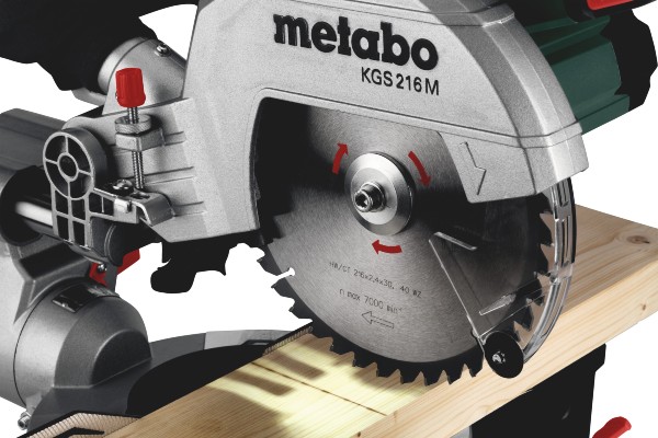 Die Precision Cut Line wirft eine exakte Schattenlinie auf das Material und ersetzt somit den Einlinienlaser. Der Schatten zeigt immer die Zahnbreite des Sägeblatts und somit die exakte Schnittlinie an.
