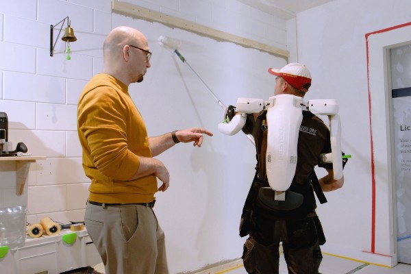 Das ExoActive von Festool unterstützt gezielt dort, wo es soll und ist dabei so leicht anzuziehen wie ein Rucksack. Es lässt sich zudem individuell auf unterschiedliche Körpergrößen einstellen.