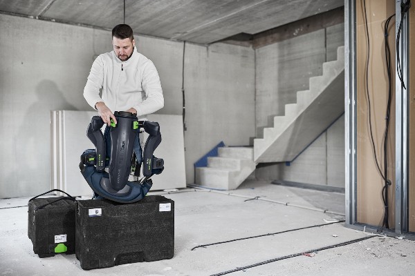 Das ExoActive von Festool unterstützt gezielt dort, wo es soll und ist dabei so leicht anzuziehen wie ein Rucksack.