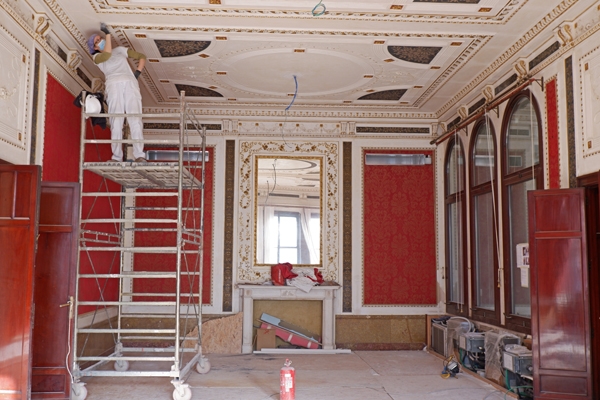 Der Blick hinter die historischen Fassaden lohnt sich gleich in mehrfacher Hinsicht. Hier: Restaurator bei der Arbeit.