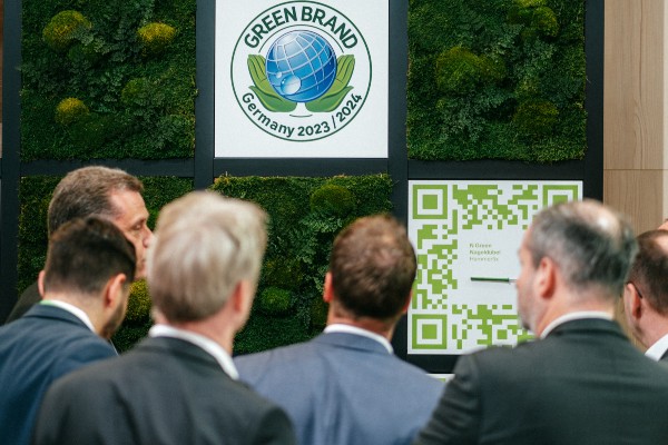 Mit seiner GreenWall bezog der Befestigungsspezialist fischer auf der BAU Stellung zum Thema Engagement für Mensch und Umwelt.